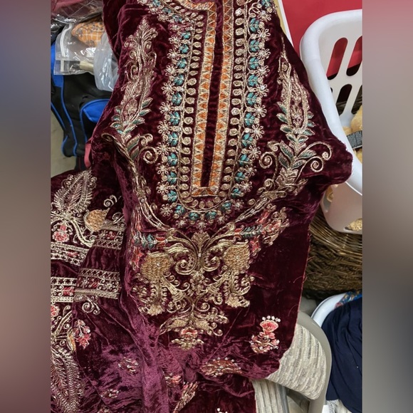 NWOT Authentic Maria B Unstitched Mbroidered Velvet Suit - Picture 4 of 7